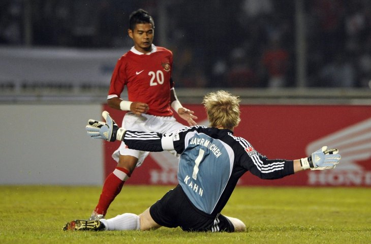 Pemain timnas Indonesia Bambang Pamungkas saat berhadapan dengan kiper Bayern Munchen Oliver Kahn pada laga persahabatan di Stadion Utama Gelora Bung Karno, Senayan, Jakarta (21/5/2008) (AFP)