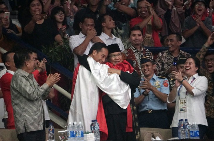 Presiden Joko Widodo (kiri) dan Ketua Umum Pengurus Besar Ikatan Pencak Silat Indonesia (IPSI) Prabowo Subianto (kanan) dipeluk Pesilat Hanifah Yudani Kusumah saat merayakan emas di cabang olahraga Pencak Silat Asian Games 2018 di Padepokan Pencak Silat di Taman Mini Indonesia Indah, Jakarta, Rabu (29/8). (ANTARA FOTO/Kumparan/INASGOC/Aditia Noviansyah)