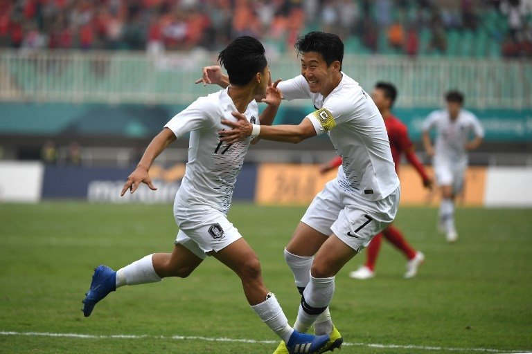 Selebrasi Lee Seung-woo (kiri) dan Son Heung-min (kanan) saat mencetak gol ke gawang Vietnam di Asian Games 2018 (Areif Bagus/AFP)