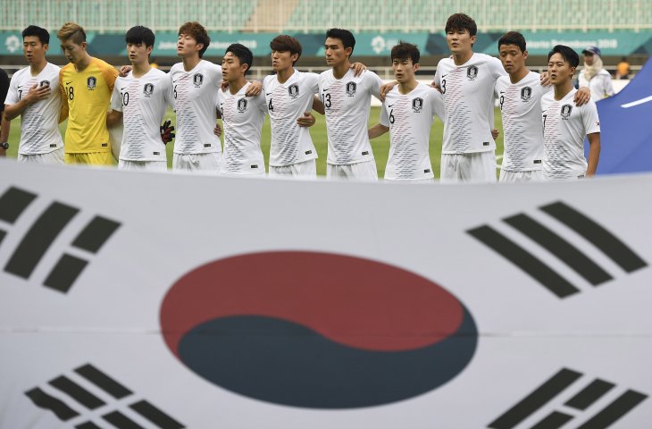 Timnas Korea Selatan menyanyikan lagu kebangsaan sebelum bertanding melawan tim sepak bola Vietnam pada babak Semifinal Asian Games 2018 di Stadion Pakan Sari, Bogor, Rabu (29/8). (ANTARA FOTO/INASGOC/Dhemas Reviyanto)