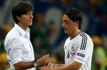 Mesut Ozil Menghindar saat Jochim Low Kunjungi Arsenal