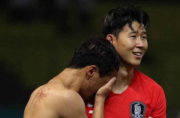 Pemain timnas Korea Selatan Hwang Hee-chan (kiri) bersama Son Heung-min saat merayakan golnya kegawang tim sepak bola Uzbekistan pada babak Putra perempatfinal Asian Games 2018 di Stadion Patriot Chandrabhaga, Bekasi, Jawa Barat, Senin (27/8). (ANTARA FOTO/INASGOC/Charlie)