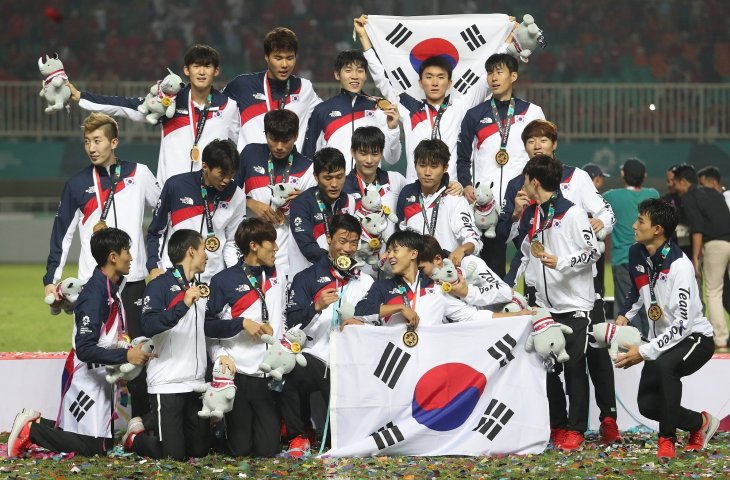 Pemain timnas Korea Selatan saat merayakan keberhasilan timnya meraih medali emas setelah mengalahkan tim seoak bola Jepang pada Babak Putra Pertandingan Medali Emas Asian Games 2018 di Stadion Pakan Sari Bogor, Jawa Barat, Sabtu (1/09). (ANTARA FOTO/Charlie)