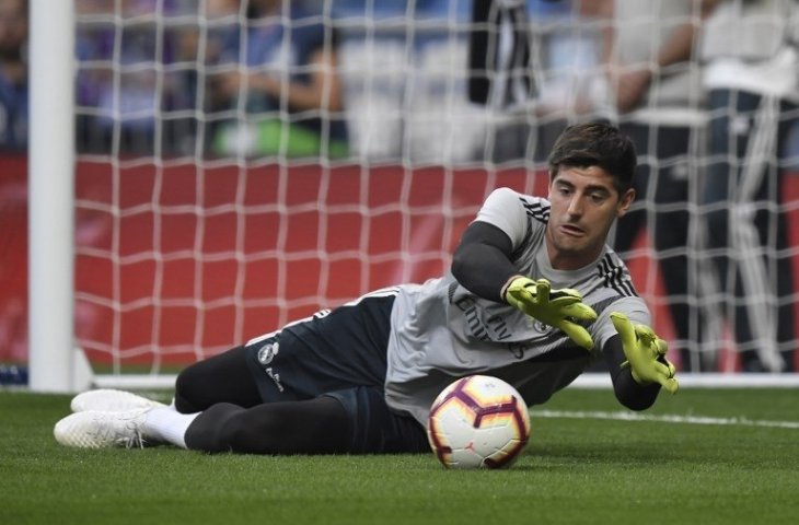 Kiper Real Madrid, Thibaut Courtois pemanasan saat berhadapan dengan Leganes (Gabriel Bouys/AFP)