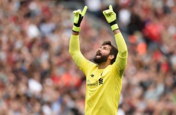 Penuh Haru, Alisson Becker Menangis Usai Cetak Gol untuk Liverpool