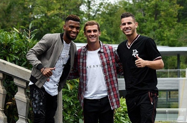 Gaya Thomas Lemar, Antoine Greizmann, dan Lucas Hernandez saat tiba di Clairefontaine (Dok. Daily Mail)