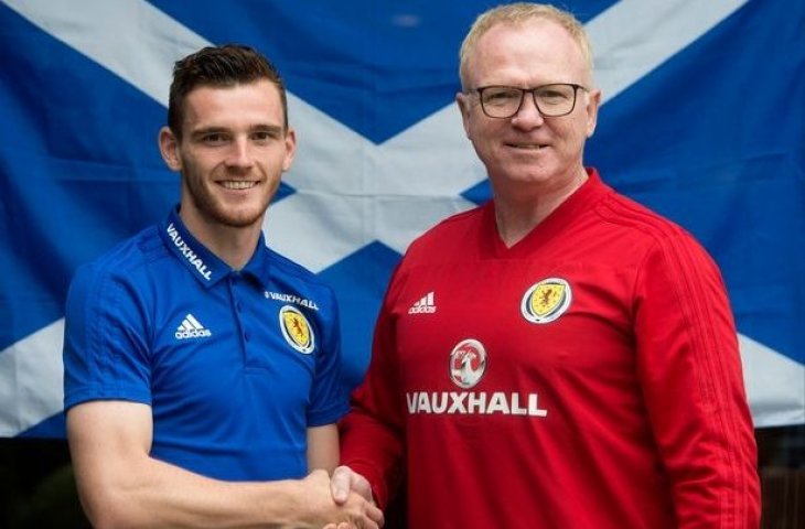 Andy Robertson bersama pelatih Skotlandia, Alex McLeish. (Dok. Daily Record).