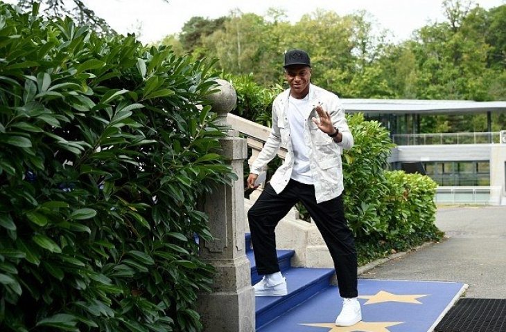 Gaya Kylian Mbappe saat tiba di Clairefontaine (Dok. Daily Mail)