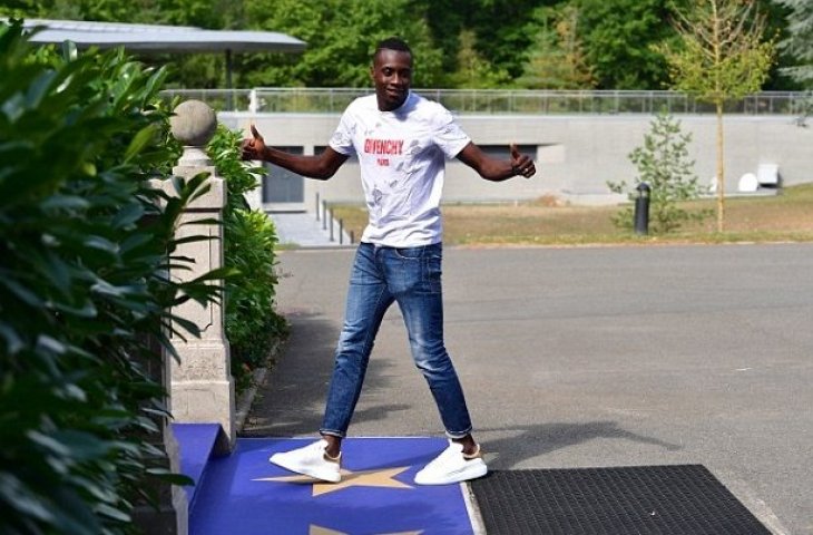 Gaya Blaise Matuidi saat tiba di Clairefontaine (Dok. Daily Mail)