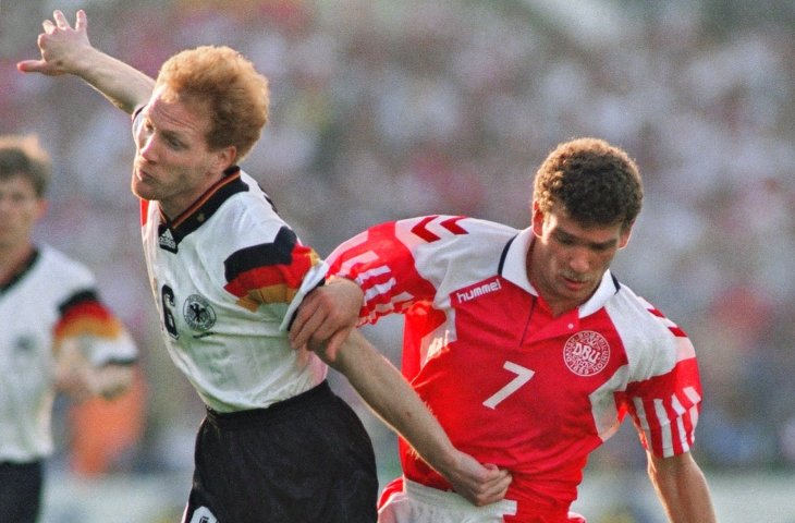 Pemain Jerman Mathias Sammer diadang pemain Denmark John Jensen saat EURO 1992 (AFP).