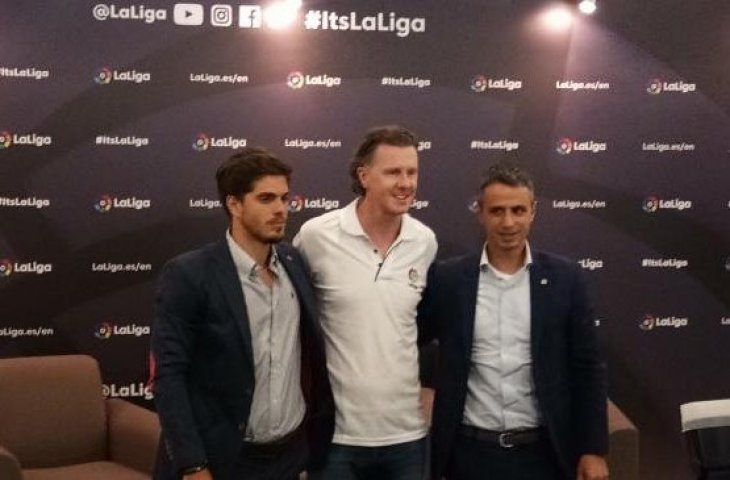 Rodrigo Gallego Abad selaku delegate of LaLiga Global Network Indonesia (kanan), Ivan Codina selaku managing director of LaLiga southeast Asia, Jepang, dan Korea Selatan (kiri), dan Steve McManaman, mantan pemain Real Madrid yang sekaligus Duta LaLiga (tengah) dalam jumpa pers di Jakarta, Rabu (5/9/2018). (Suara.com/Adie Prasetyo)