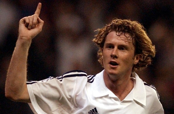 Mantan Pemain Real Madrid, Steve McManaman saat merayakan gol debutnya ke gawang AEK Athens di Stadion Santiago Bernabeu (22/10/2002) (AFP)