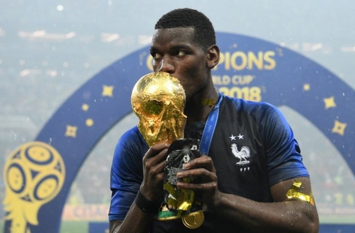 Paul Pogba mencium trofi Piala Dunia 2018 (Franck Fife/AFP)