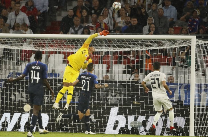 Aksi Alphonse Areola menyelamatkan gawang timnas Prancis saat melawan Jerman di UEFA Nations League (AFP)