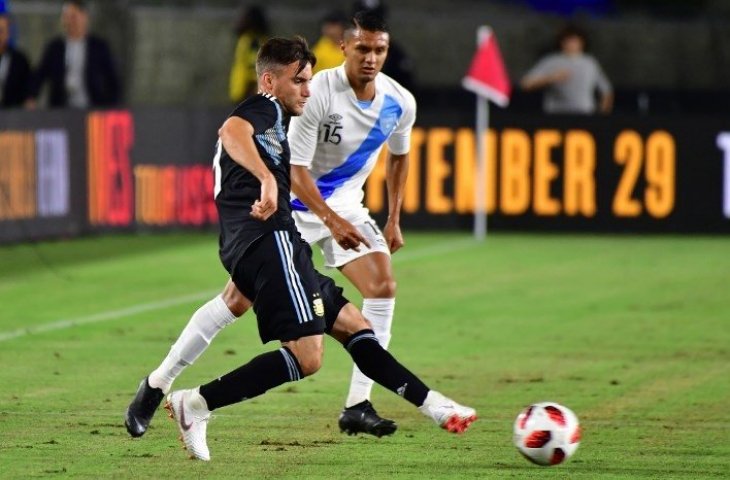 Bek Argentina, Nicolas Tagliafico merebut bola dari pemain Guatemala (Frederic J. Brown/AFP)