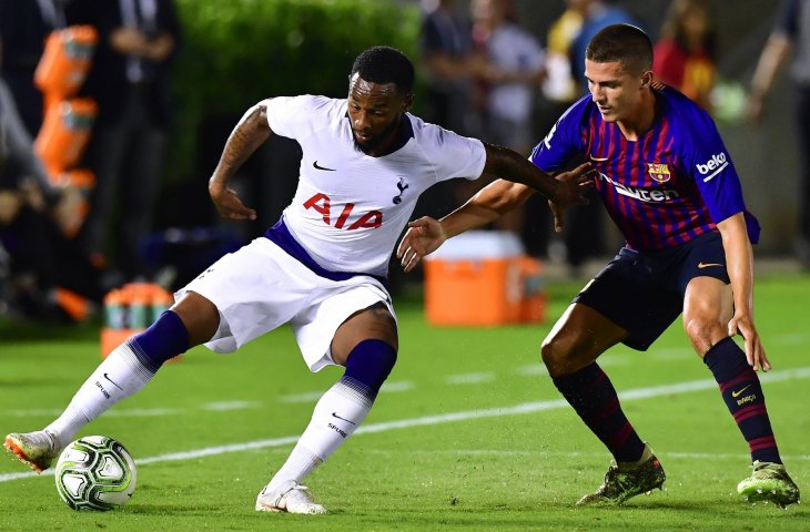 Pemain Tottenham Hotspur Kevin N'Koudou dikawal oleh pemain Barcelona Sergi Palencia pada ajang International Champions Cup 2018 (AFP)