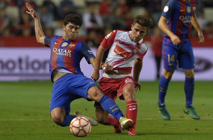 Gelandang Barcelona, Carles Alena memperebutkan bola dengan penyerang Espanyol, Oscar Melendo (AFP)