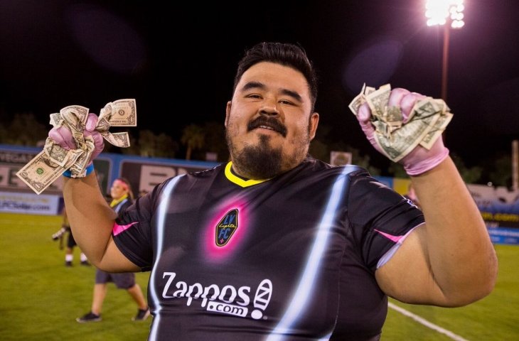 Suporter memperebutkan uang $5,000 yang dilemparkan oleh pemilik Vegas FC, Brett Lashbrook (twitter/lvlightsfc)