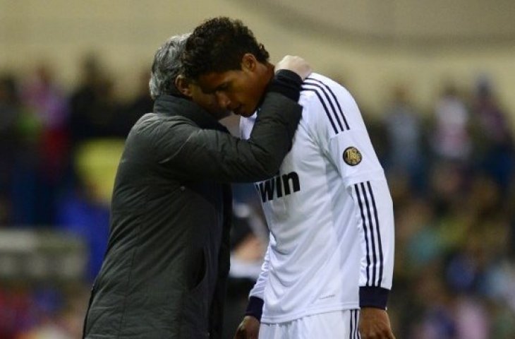 Jose Mourinho bicara kepada Raphael Varane saat Mourinho masih menjadi pelatih Real Madrid (Javiel Soriano/AFP) 