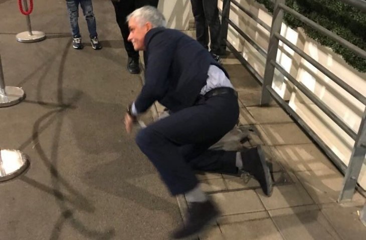 Pelatih Manchester United Jose Mourinho terjatuh saat ingin pulang dari Stadion Wembley usai menyaksikan laga Inggris vs Spanyol (twitter)