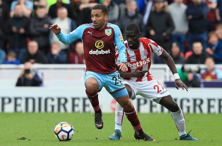 Gelandang Burnley, Aaron Lennon saat menghadapi  Stoke City (Lindsey Parnaby/AFP)