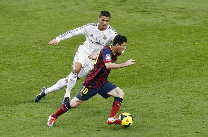 Lionel Messi dan Cristiano Ronaldo saat berhadapan di El Clasico pada tahun 2013 (Quique Garcia/AFP)
