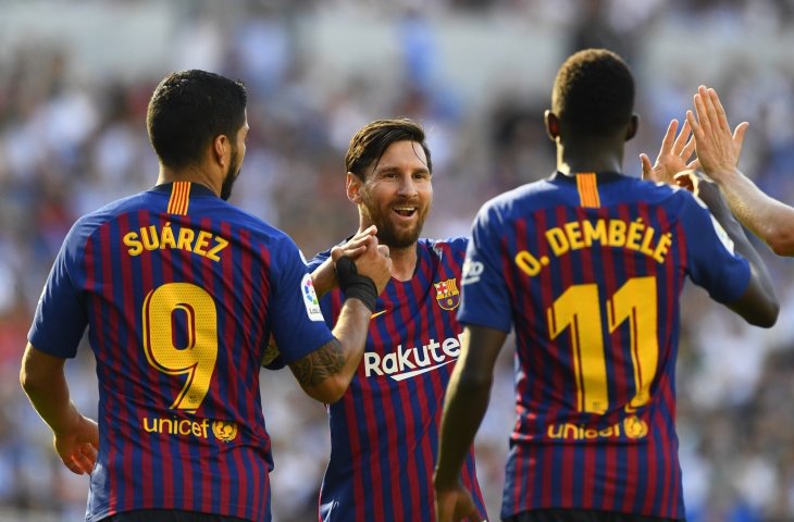 Pemain Barcelona, Luis Suarez, Lionel Messi, dan Ousmane Dembele merayakan gol ke gawang Real Sociedad (AFP)