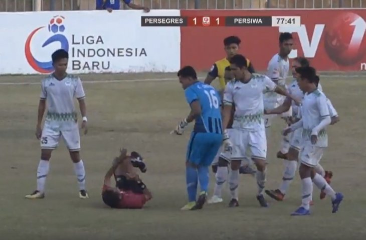 Pemain Persiwa Wamena Hajar Wasit Abdul Razak