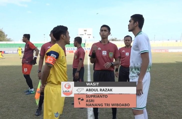 Wasit Abdul Razak di laga Periwa Wamena vs Persegres Gresik United