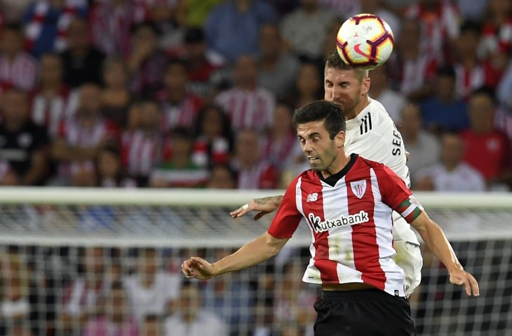 Pemain Real Madrid, Sergio Ramos melakukan duel udara dengan pemain Athletic Bilbao, Markel Susaeta (AFP)