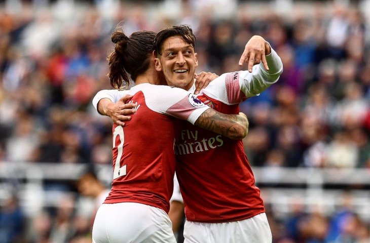 Mesut Ozil saat merayakan golnya ke gawang Newcastle United (@MesutOzil1088/Twitter)