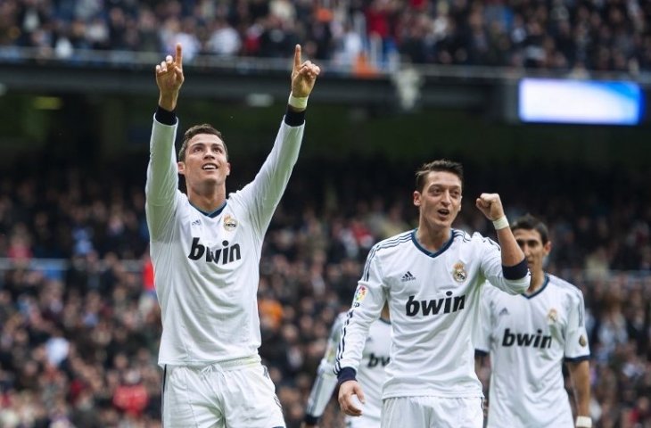 Cristiano Ronaldo dan Mesut Ozil ketika sama-sama bermain di Real Madrid (Dani Pozo/AFP)