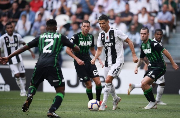 Cristiano Ronaldo membawa bola saat menghadapi Sassuolo (Marco Bertorello/AFP)