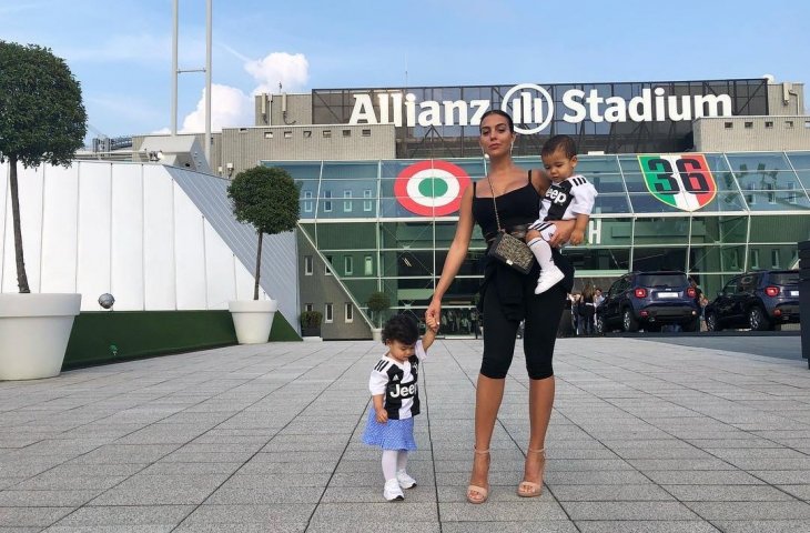 Pacar Cristiano Ronaldo, Georgina Rodriguez saat menyaksikan laga Juventus vs Sassuolo di Alianz Stadium, Turin (instagram/georginagio)