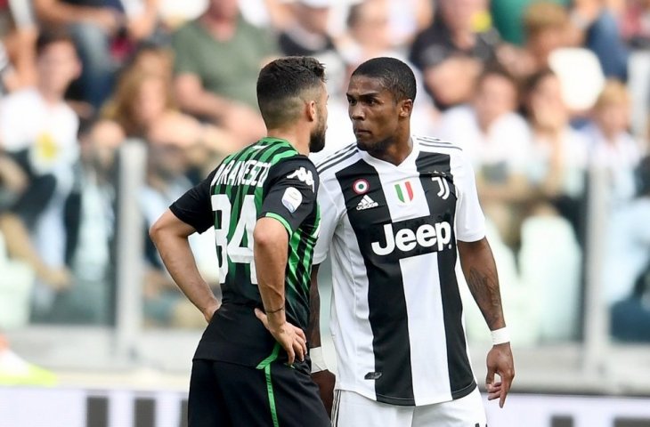 Federico Di Francesco (kiri) dan Douglas Costa (kanan) bentrok ketika laga Juventus vs Sassuolo (@SquawkaNews/Twitter)