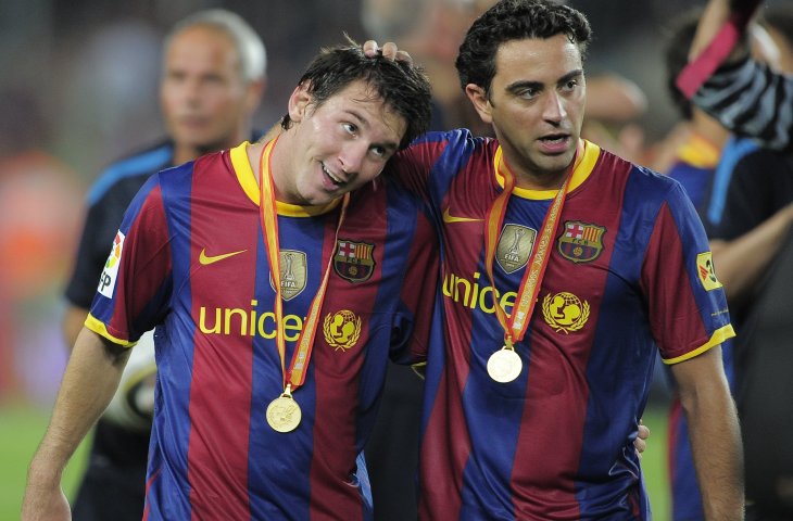 Pemain Barcelona Lionel Messi dan Xavi Hernandez merayakan gelar juara Spanish Supercup setelah mengalahkan Sevilla di partai final di Camp Nou Stadium, Barcelona (21/8/2010) (AFP)