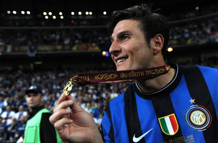 Kapten Inter Milan, Javier Zanetti memamerkan medali Liga Champions usai mengalahkan Bayern Munchen di final Liga Champions 2010 (AFP)