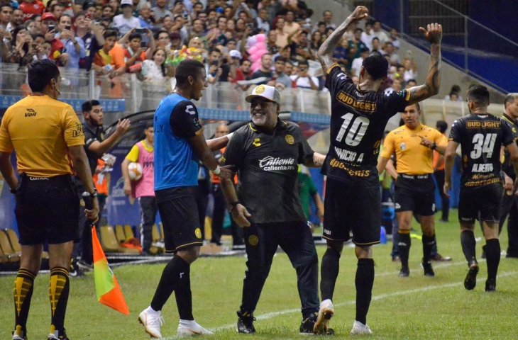 Legenda Argentina, Pelatih Dorados, Diego Maradona merayakan kemenangan perdana di Liga Meksiko