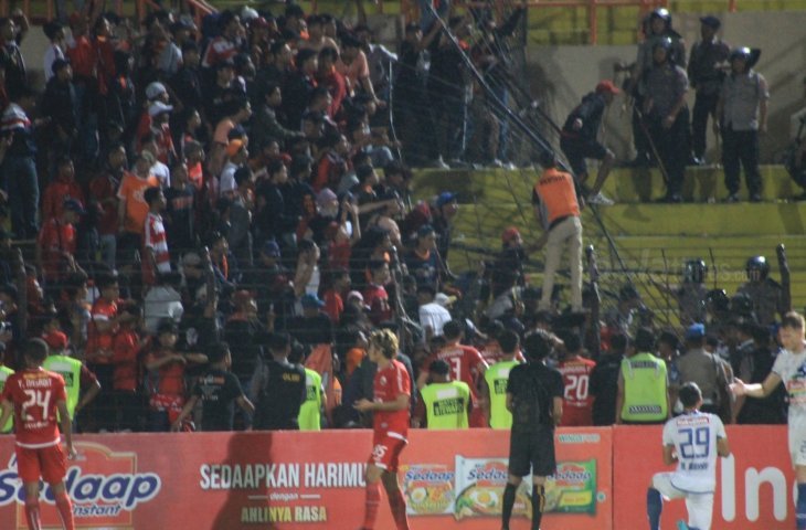 Kerusuhan saat laga Persija vs PSIS Semarang di Stadion Sultan Agung, Bantul, Selasa (18/9/2018) (BOLATIMES/STEPHANUS ARANDITIO)