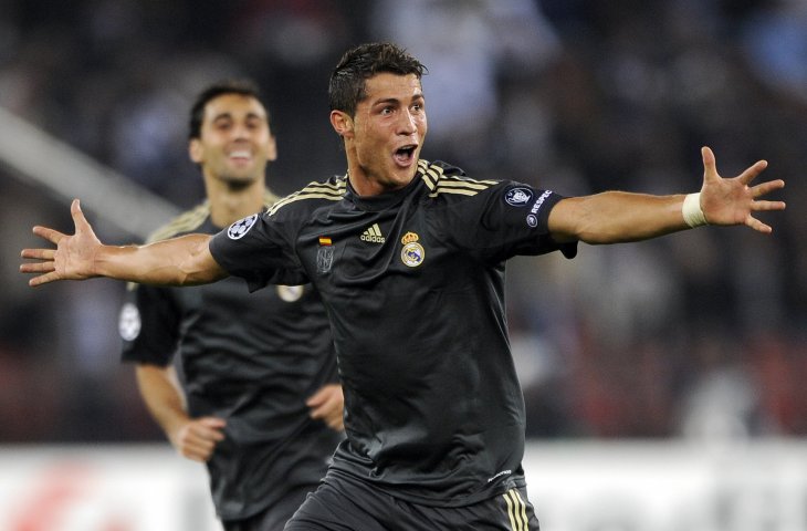 Pemain Real Madrid, Cristiano Ronaldo merayakan gol ke gawang FC Zurich pada Liga Champions 2009 (AFP)