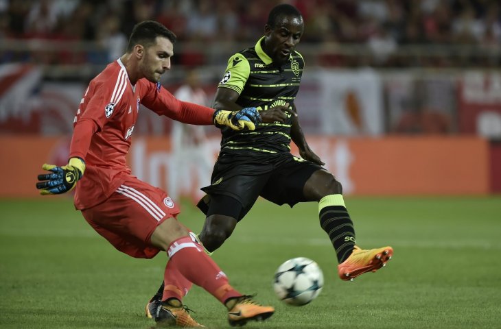 Pemain Sporting CP, Seydou Doumbia (kanan) (AFP)