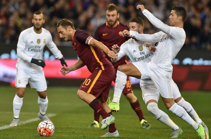 Pemain AS Roma, Francesco Totti berebut bola dengan pemain Real Madrid Cristiano Ronaldo saat laga International Champions Cup 2015 di Melbourne, Australia (AFP)