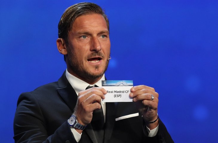 Legenda AS Roma, Francesco Totti saat menunjukkan kertas bertuliskan Real Madrid saat Drawing Liga Champions 2017 (AFP)