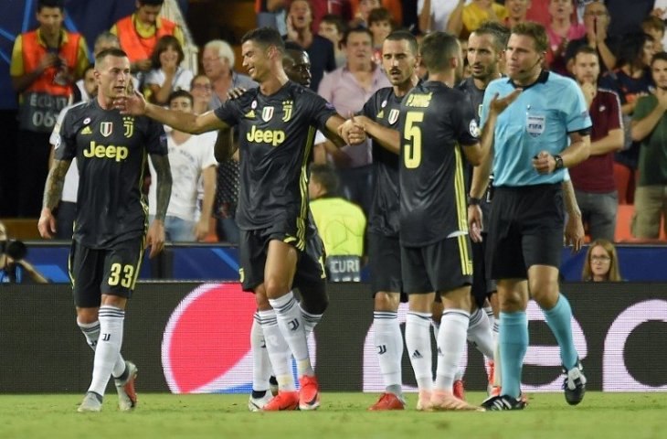 Reaksi penyerang Juventus, Cristiano Ronaldo saat menerima kartu merah saal pertandinan melawan Valencia pada 19 September 2018 (Jose Jordan/AFP)