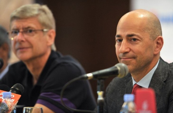 Ivan Gazidis (kanan) ketika duduk bersama eks pelatih Arsenal, Arsene Wenger. (Mohd Rahfan/AFP).