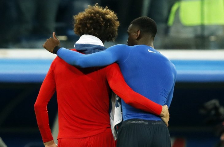 Pemain Belgia, Marouane Fellaini dan Pemain Prancis Paul Pogba (AFP)