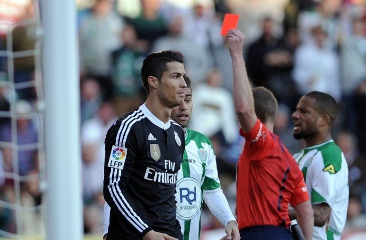 Cristiano Ronaldo saat mendapatkan kartu merah ketika melawan Cordoba (Cristina Quicler/AFP)