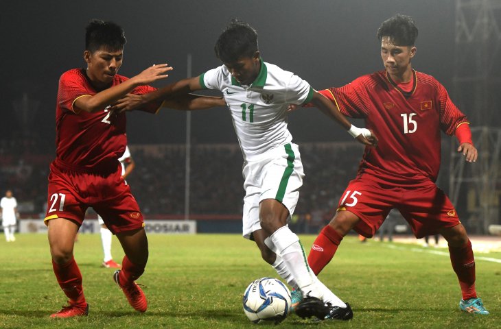 Pemain timnas Indonesia U-16, Mochammad Supriadi (tengah) berusaha melewati pemain Vietnam U-16 Ho Van Cuong (kiri) dan Ngo Thanh Tai (kanan) dalam laga penyisihan grup A Piala AFF U-16 di Gelora Delta Sidoarjo, Sidoarjo, Jawa Timur, Kamis (2/8). Indonesia menang atas Vietnam dengan skor 4-2. (ANTARA FOTO)