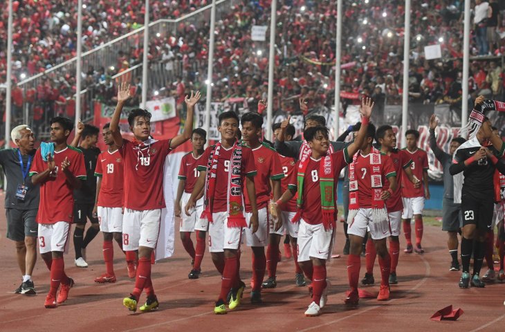 Pemain Timnas Indonesia U-16 bersama tim official melambaikan tangan ke suporter ketika berhasil mengalahkan Timor Leste U-16 dalam laga penyisihan grup A Piala AFF U-16 di Gelora Delta Sidoarjo, Sidoarjo, Jawa Timur, Sabtu (4/8). Indonesia menang atas Timor Leste dengan skor 3-0 dan memastikan Indonesia melaju ke babak semi final. (ANTARA FOTO/Zabur Karuru)