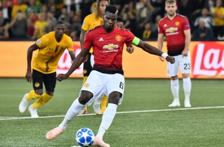 Paul Pogba saat menendang penalti ketika melawan Young Boys (Alain Grosclaude/AFP)